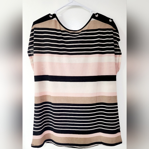 Women Casual Top with Contrasting Colors. - Picture 2 of 4